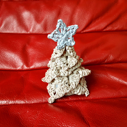 送料無料*エコな素材で編んだクリスマスツリー* Sサイズ*スモーキーなベージュ&グレイシルバーのお星さま付き 1枚目の画像