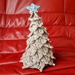 送料無料*エコな素材で編んだクリスマスツリー* Mサイズ*スモーキーなベージュ&グレイシルバーのお星さま付き 1枚目の画像