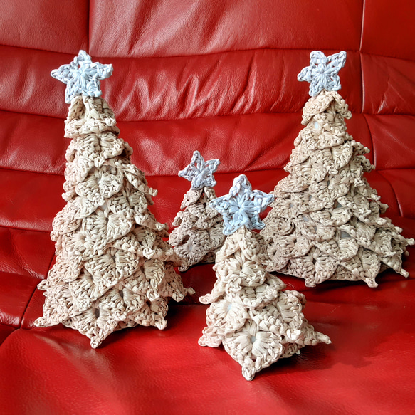 送料無料*エコな素材で編んだクリスマスツリー* Mサイズ*スモーキーなベージュ&グレイシルバーのお星さま付き 4枚目の画像