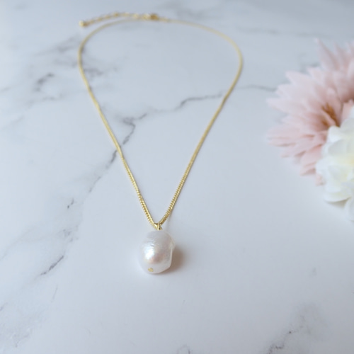 大粒バロックパールの一粒ネックレス 淡水パール ゴールドチェーン