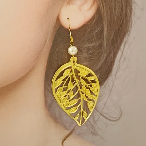 送料無料☆大きな透かしパーツリーフとパールのピアス ピアス（フック  