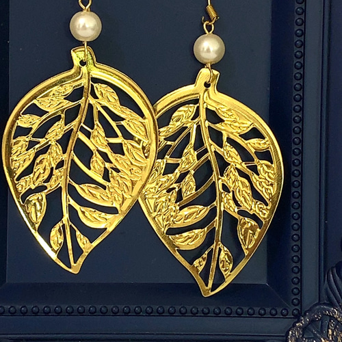 送料無料☆大きな透かしパーツリーフとパールのピアス ピアス（フック  