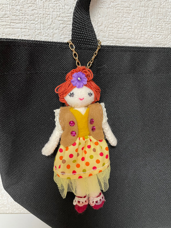 フェルト人形のバッグチャーム（スワロフスキージャケット） 1枚目の画像