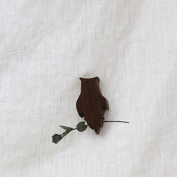 soeru ― 花を添える　木製カーテンアクセサリー　ウォールナット材　ミミズク 3枚目の画像