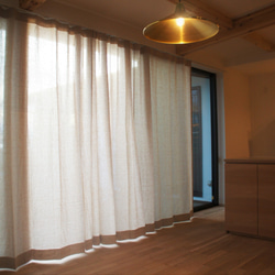 【サイズ1cm単位でオーダー可】【送料無料】くったりと洗いざらし風の亜麻色リネン　日本で織った中薄手のフラットカーテン 1枚目の画像