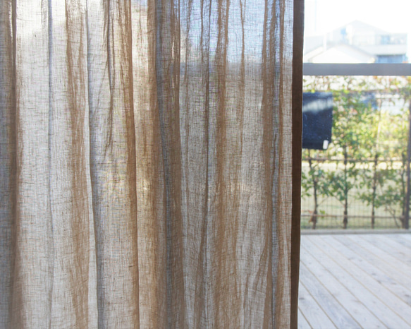 【サイズ1cm単位でオーダー可】【送料無料】くったりと洗いざらし風の亜麻色リネン　日本で織った中薄手のフラットカーテン 2枚目の画像