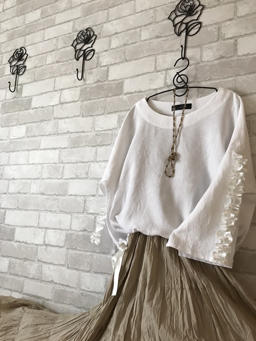 ☆サテンフリルが大人かわいいリネンブラウス
