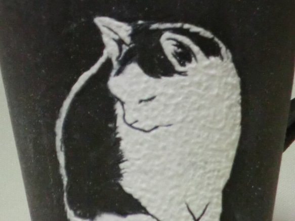 ブチ猫のマグカップ 4枚目の画像