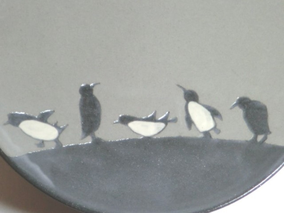 ペンギンのお皿（黒） 2枚目の画像