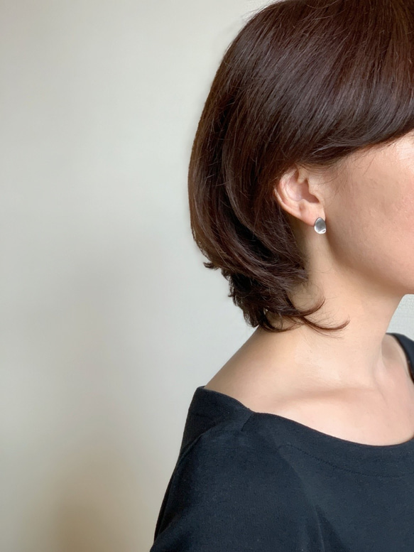 【SV925+K10】OSHIBANA：Pierced Earrings（Simple Black / Gold） 第3張的照片
