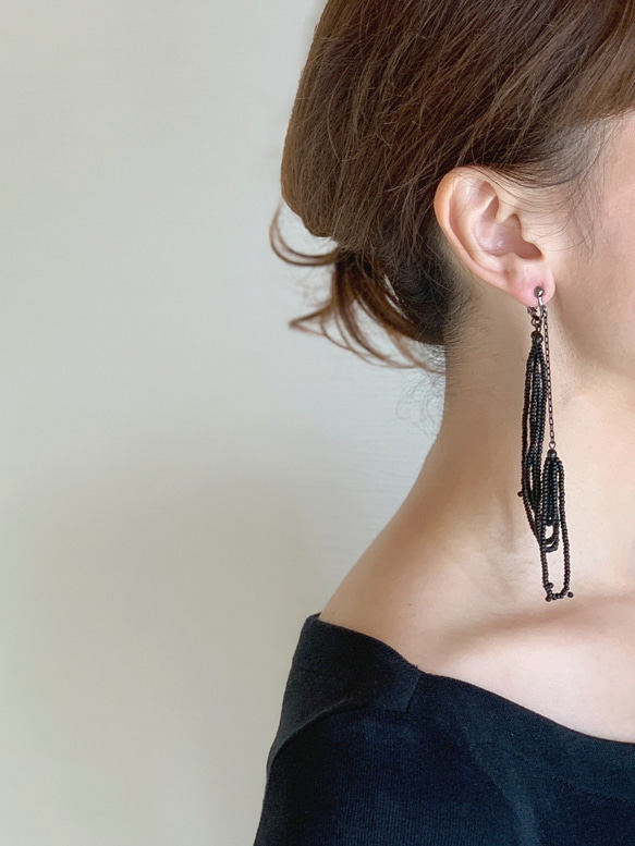 Drapes“Black×Black”（Clip-on / Pierced earrings） 2枚目の画像