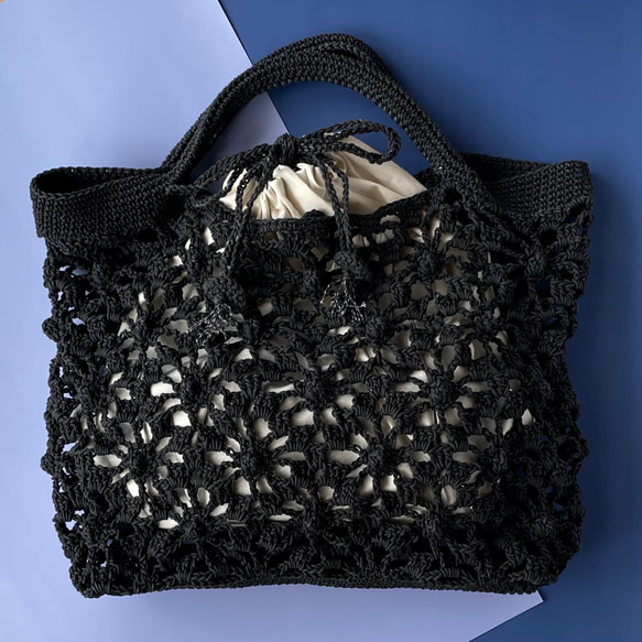 大きめトートバッグ(A3サイズ)エコバッグにぴったりです。人気のかぎ編みダリア花柄透かし柄❇︎ 受注制作10日❇︎ 1枚目の画像
