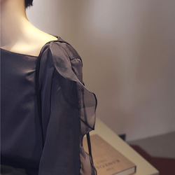 フリル装飾の長袖シフォンシャツ（ダークグレー） 4枚目の画像