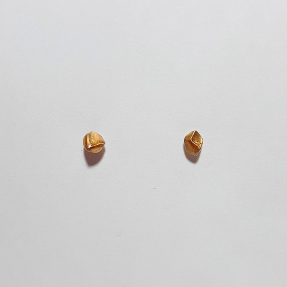 【アレルギー対応】ゴールドストーンの極小一粒ピアス 4枚目の画像