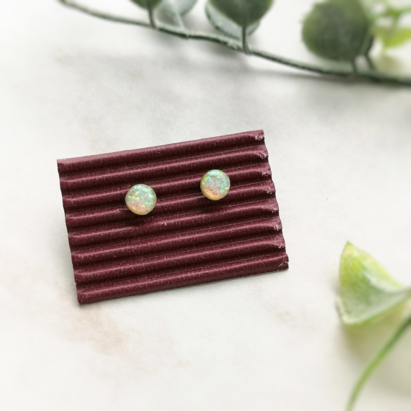 京都オパールの極小一粒ピアス つけっぱなし アレルギー対応 オフィス 1枚目の画像