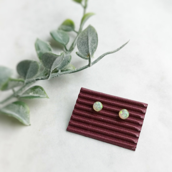 京都オパールの極小一粒ピアス つけっぱなし アレルギー対応 オフィス 2枚目の画像