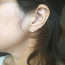 京都オパールの極小一粒ピアス つけっぱなし アレルギー対応 オフィス 3枚目の画像