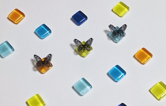 【選べる5色】蝶×ガラスタイルピアス（ゴールド・シルバー金具の選択可） 2枚目の画像