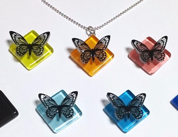 【選べる9色】蝶々のガラスタイルペンダントトップ（ゴールド・シルバー金具の選択可） 1枚目の画像
