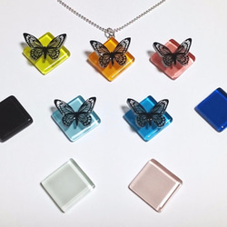 【選べる9色】蝶々のガラスタイルペンダントトップ（ゴールド・シルバー金具の選択可） 2枚目の画像