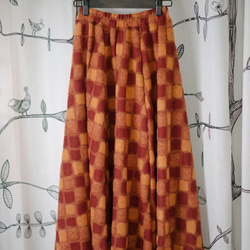 葉秋長裙，輪流紅色和黃色的“買賣” 第1張的照片
