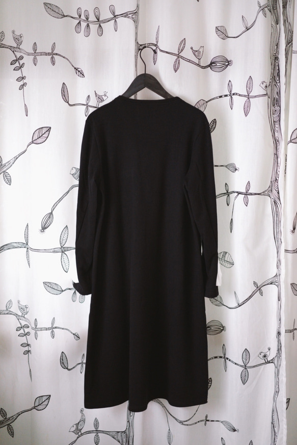 “銷售”雙色調絲帶袖連衣裙 第3張的照片