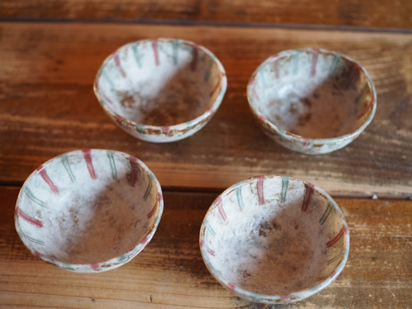イロガラ豆鉢オーバル【たたき粉引き赤×緑】 4枚目の画像