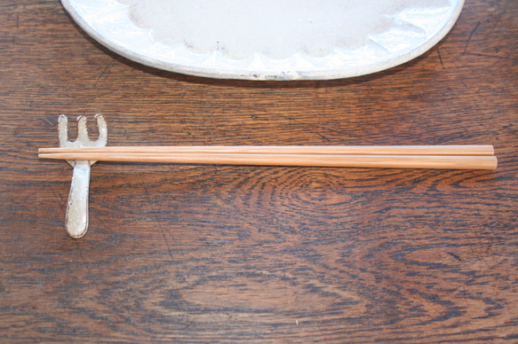 フォークとスプーンの箸置（白化粧） 2枚目の画像