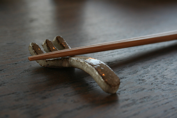 フォークとスプーンの箸置（白化粧） 3枚目の画像