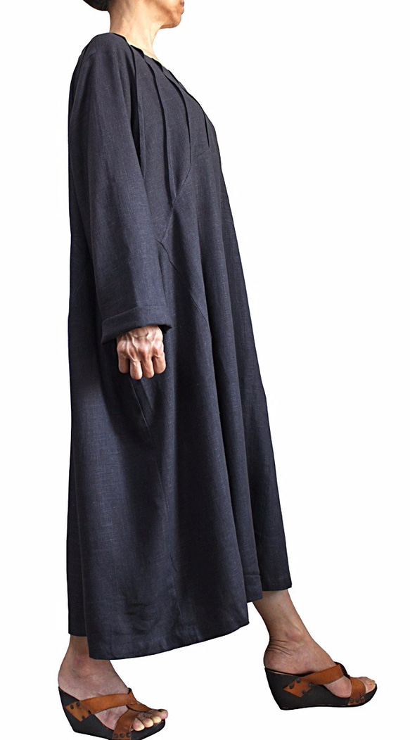柔らかヘンプのタック入りドレス 墨黒 （DNN-093-01） 4枚目の画像