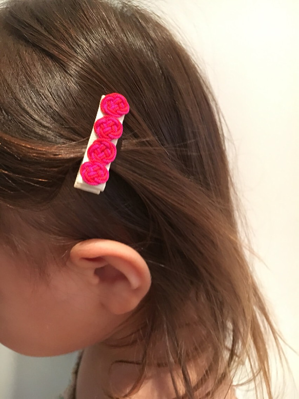 【2つセット】子ども&ベビー向けヘアクリップ(すべり止め付き)、釈迦結び4連、アイボリー 2枚目の画像