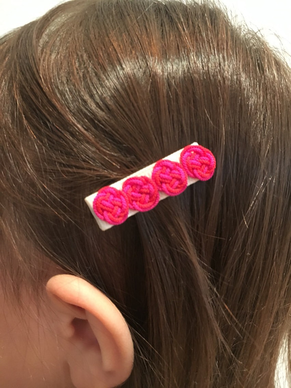 【2つセット】子ども&ベビー向けヘアクリップ(すべり止め付き)、釈迦結び4連、アイボリー 4枚目の画像