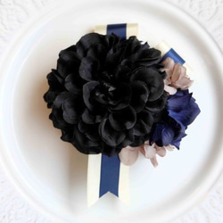 黑色大麗花和雙色繡球花緞帶胸花 第1張的照片