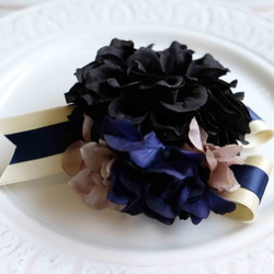 黑色大麗花和雙色繡球花緞帶胸花 第2張的照片