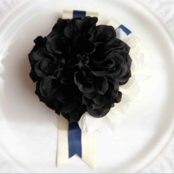 黑色大麗花與白色繡球花緞帶胸花 #026 第3張的照片