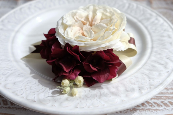白玫瑰和波爾多繡球花絲帶胸花＃035 第2張的照片