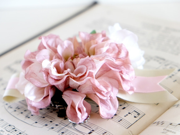 [免費送貨非標準尺寸的郵件！ ]粉色大麗花和白色繡球絲帶胸花＃138 第4張的照片