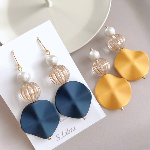 ピアス・Navy or Yellow *大ぶりマットパーツネイビーイエローピアス 