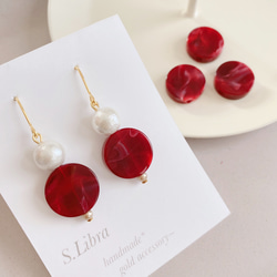 ピアス・marble stone red*こっくり赤色 深紅 コットンパールピアス 1枚目の画像