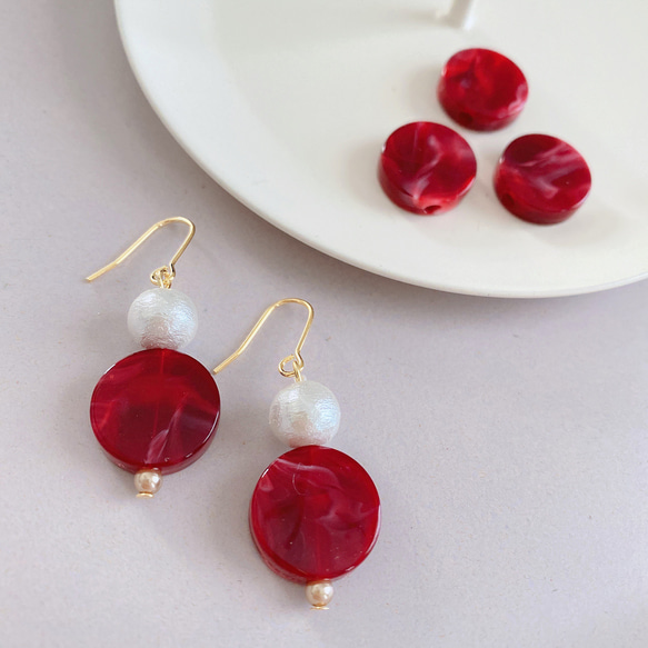 ピアス・marble stone red*こっくり赤色 深紅 コットンパールピアス 2枚目の画像