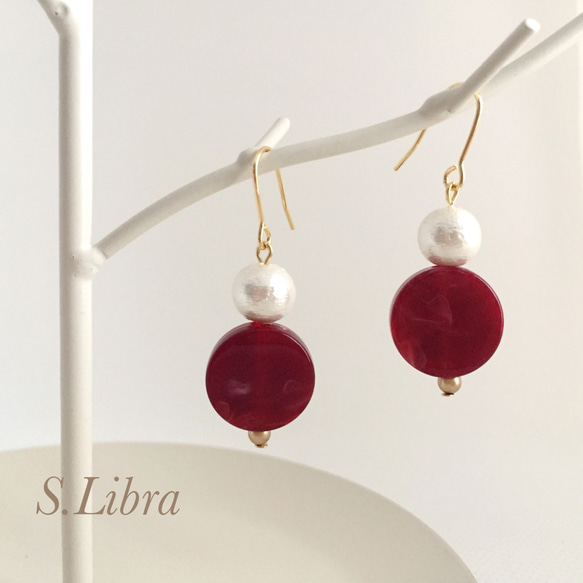 ピアス・marble stone red*こっくり赤色 深紅 コットンパールピアス 3枚目の画像