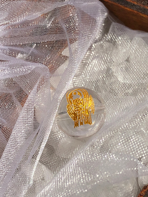 ハンドメイドの御守りに！「アマビエ様」彫（金塗り）水晶12ミリ珠ビーズ 2枚目の画像