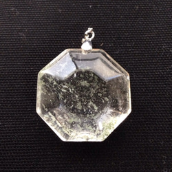 風水縁起物！グリーンガーデン水晶 八角形の大き目ペンダント・トップ