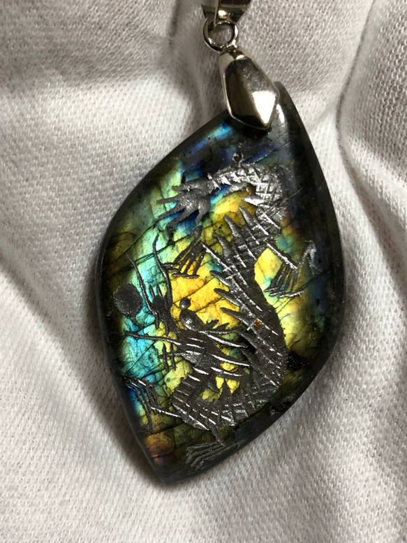 ラブラドライトペンダントトップ ゴージャスな輝き！ラブラドライト 龍彫りペンダントトップ ネックレス