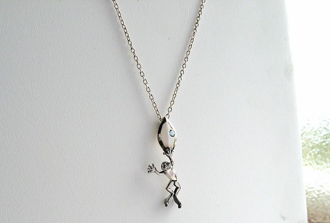 雨上がり　カエルのシルバーペンダント