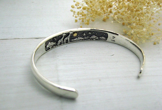 キリンのシルバーバングル　「同じ月を見てた　－草原のキリンたち－」