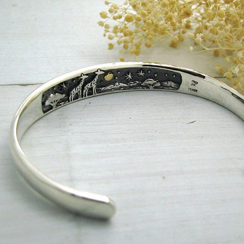 キリンのシルバーバングル 「同じ月を見てた －草原のキリンたち