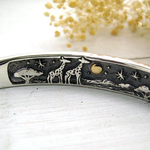 キリンのシルバーバングル 「同じ月を見てた －草原のキリンたち