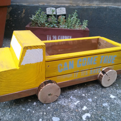 手作りジャンクな、木工トラックプランター黄色 1枚目の画像