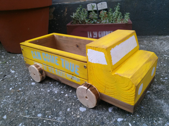 手作りジャンクな、木工トラックプランター黄色 3枚目の画像